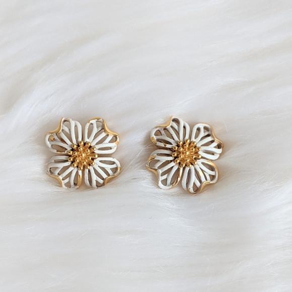 Crown Trifari Vtg Gold Tone White Dogwood Spring Easter Floral Earrings - Picture 2 of 6